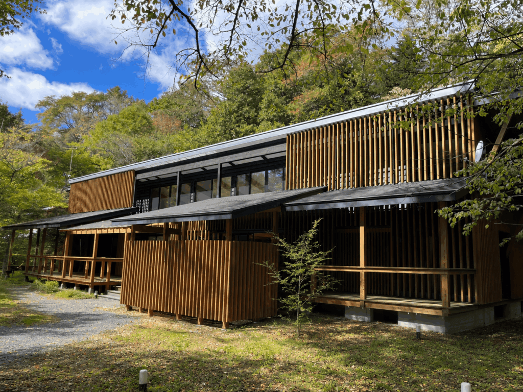 木々に囲まれた住宅